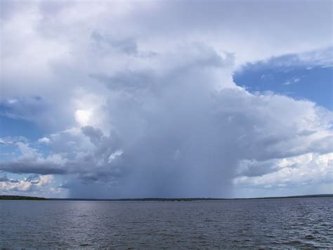 積雨雲英文|CUMULONIMBUS中文(简体)翻译：剑桥词典